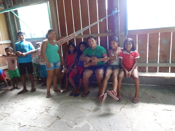 Coordenadora do DAJIRN na viagem ao Médio e Baixo Rio Negro, na qual conversou com a juventude da região sobre os trabalhos do departamento e como também outros assuntos de interesse da juventude indígena.