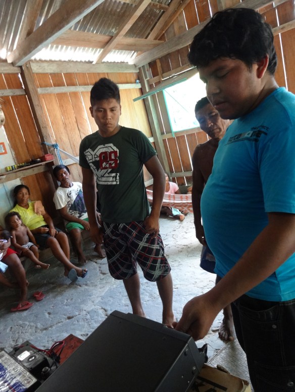 Marivelton R. Barroso, instalando radiofonia nas comunidades do Médio Rio Negro (São João II e Castanheiro). 
