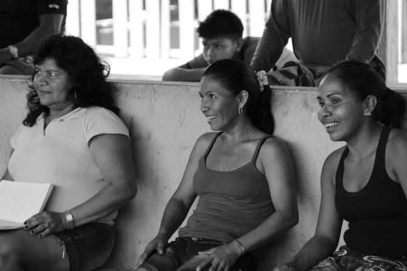 Mulheres indígenas assumem papel importante na transmissão de saberes, práticas e conhecimentos sobre rica diversidade agricola do Rio Negro. Na imagem, mulheres da comunidade de Cartucho participaram da discussão da criação do Conselho da Roça. Foto: Lorena França - IPHAN