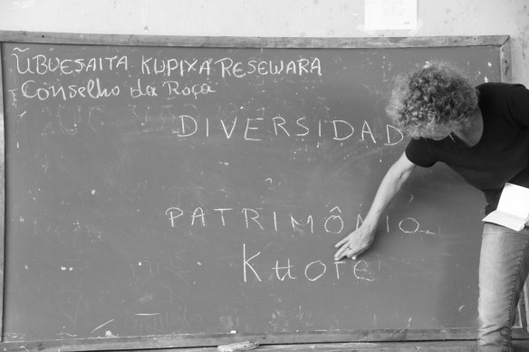 Laure Emperaire, botânica, pesquisa as formas tradicionais de manejar a agrobiodiversidade no Rio Negro há mais de 20 anos, participou do inicio da discussão da criação dos "Conselhos da Roça" nas comunidades indígenas do Médio e Baixo Rio Negro. Foto: Lorena França - IPHAN