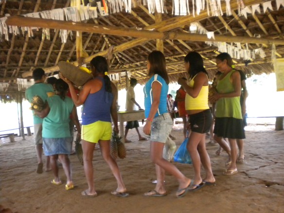 Dabucuri em Santa Cruz do Cabari - Igarapé Japu. Foto Lirian Monteiro