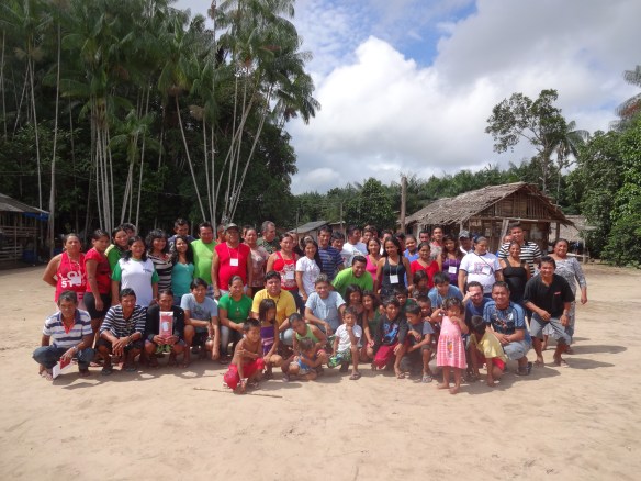 Participantes do Seminário de Avaliação de 20 anos da ACIMRN, realizado em Acariquara, comunidade que fica a uma hora e meia de Santa Isabel do Rio Negro. Foto: SETCOM/FOIRN