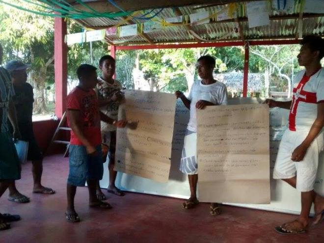 Participantes da oficina apresentam resultados de Trabalhos em Grupo. Foto: Lirian Monteiro/ISA