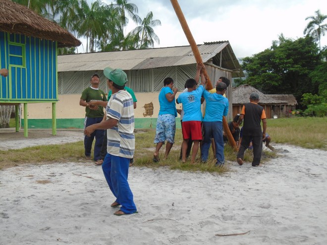 Instalação de radiofonia em Santa Rosa, Médio Içana.