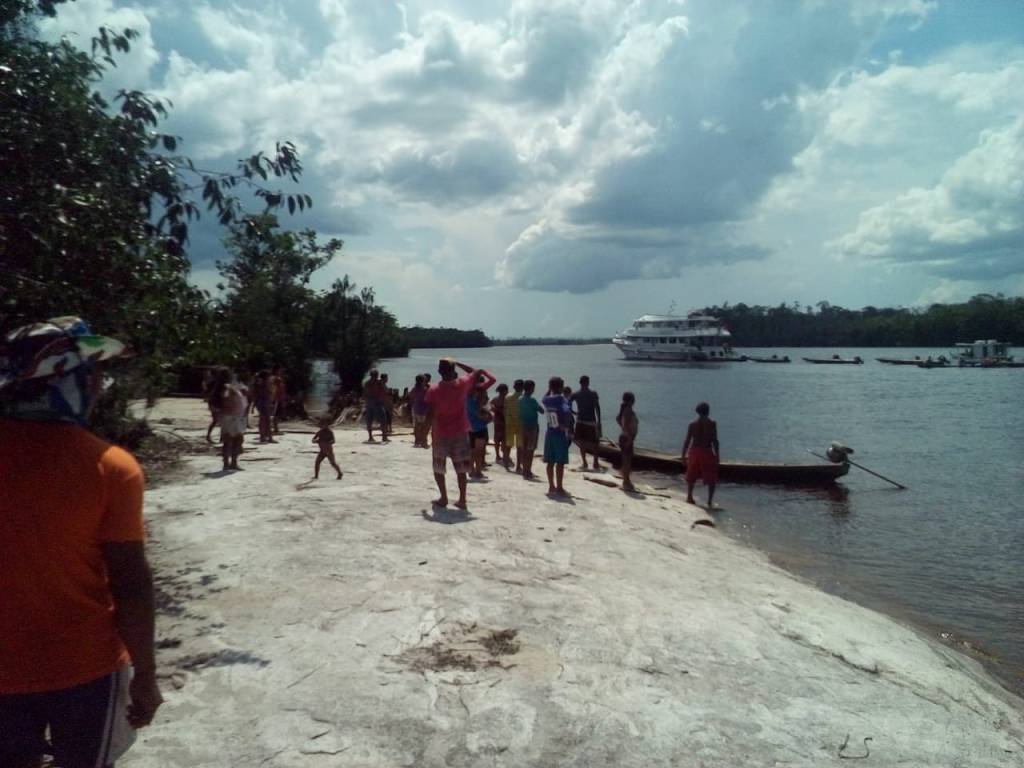 Comunidade observa barco da Amazon Sport Fishing invadindo a TI Jurubaxi-Téa